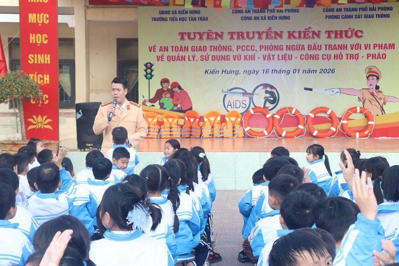 Công an xã Kiến Hưng & Phòng Cảnh sát Giao thông: Tuyên truyền, giáo dục pháp luật cho 734 học sinh Trường Tiểu học Tân Trào